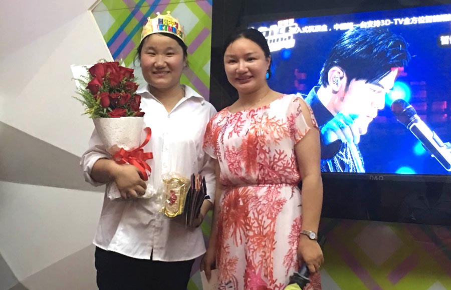 芭乐视频APP黄色版下载安装吴利红与寿星合影