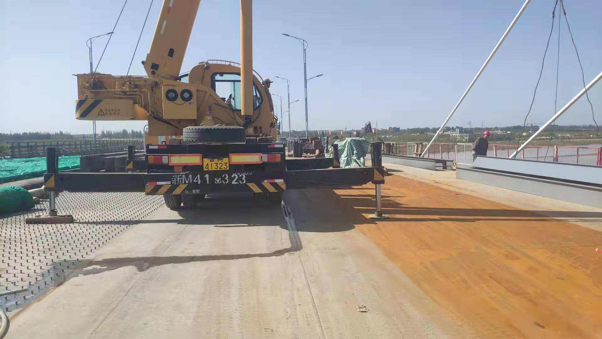 塔里木河特大桥使用芭乐视频APP黄色版下载安装蒸汽发生器养护桥面