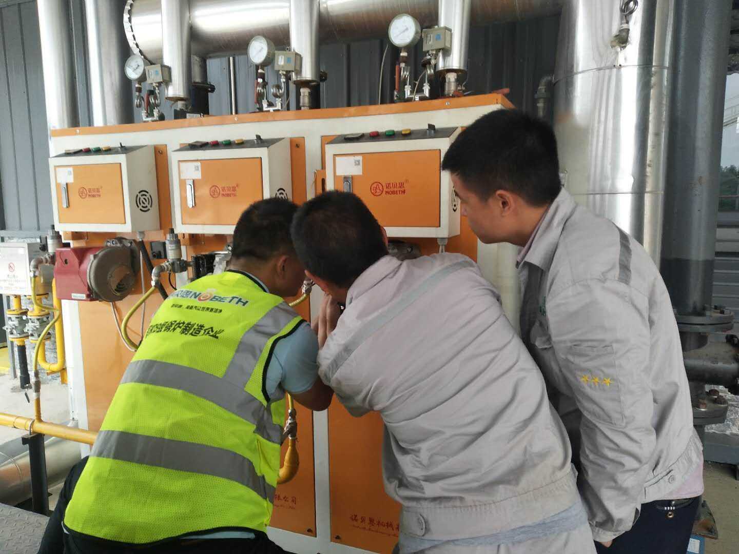 芭乐视频APP黄色版下载安装的技术人员正在给生产塑胶跑道配套使用的蒸汽发生器进行检修讲解