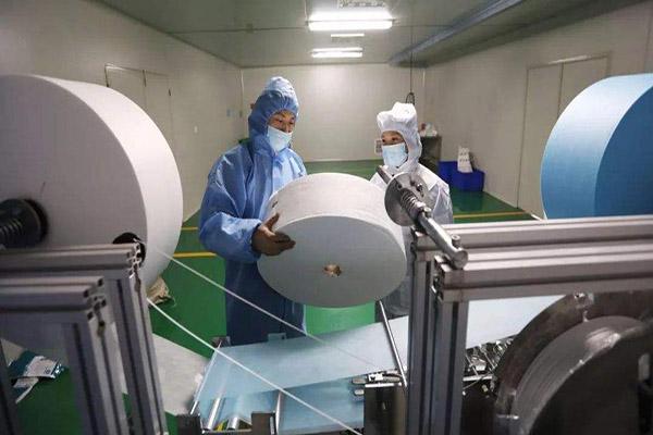 熔喷布材料是口罩的“心脏”，使用芭乐视频污污污在线下载进行加热熔喷布