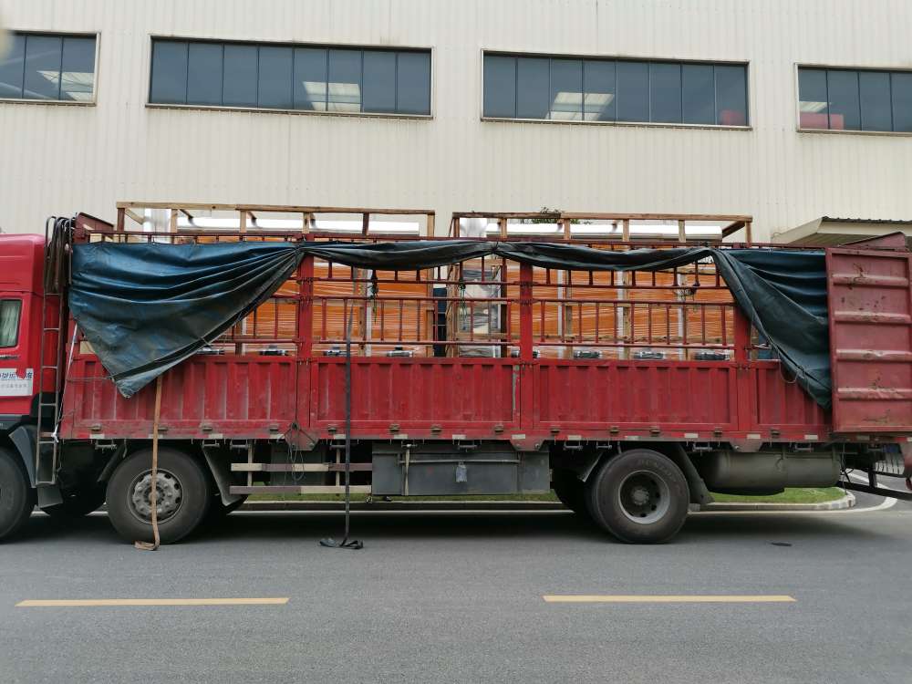 载着两台1T低氮芭乐视频成人网站正缓缓驶离芭乐视频APP黄色版下载安装工业园