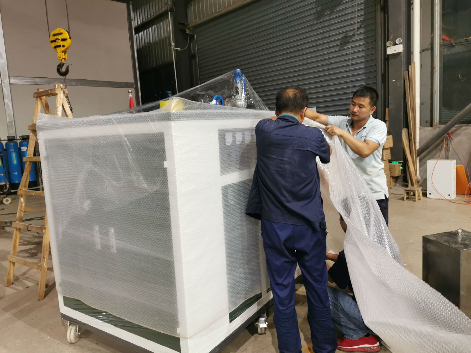 酿酒芭乐视频污污污在线下载发往上海，工人师傅们正在打包中